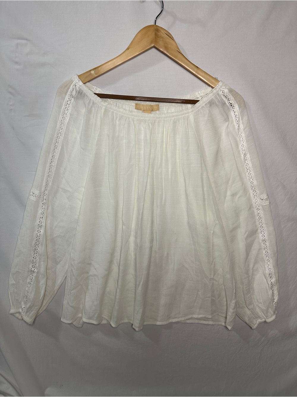 Hope & Harlow Relaxed White Peasant Blouse with Lace-Trim Sleeves
